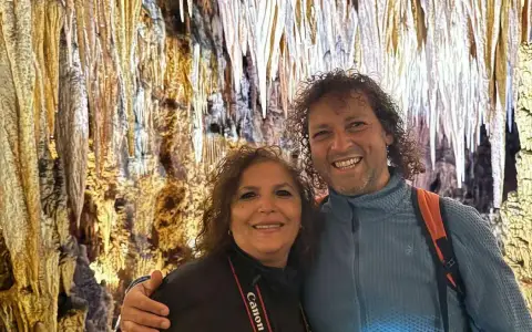 Jorge y Paola dentro de la cueva, entre estalactitas