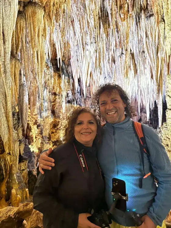Jorge y Paola dentro de la cueva, entre estalactitas