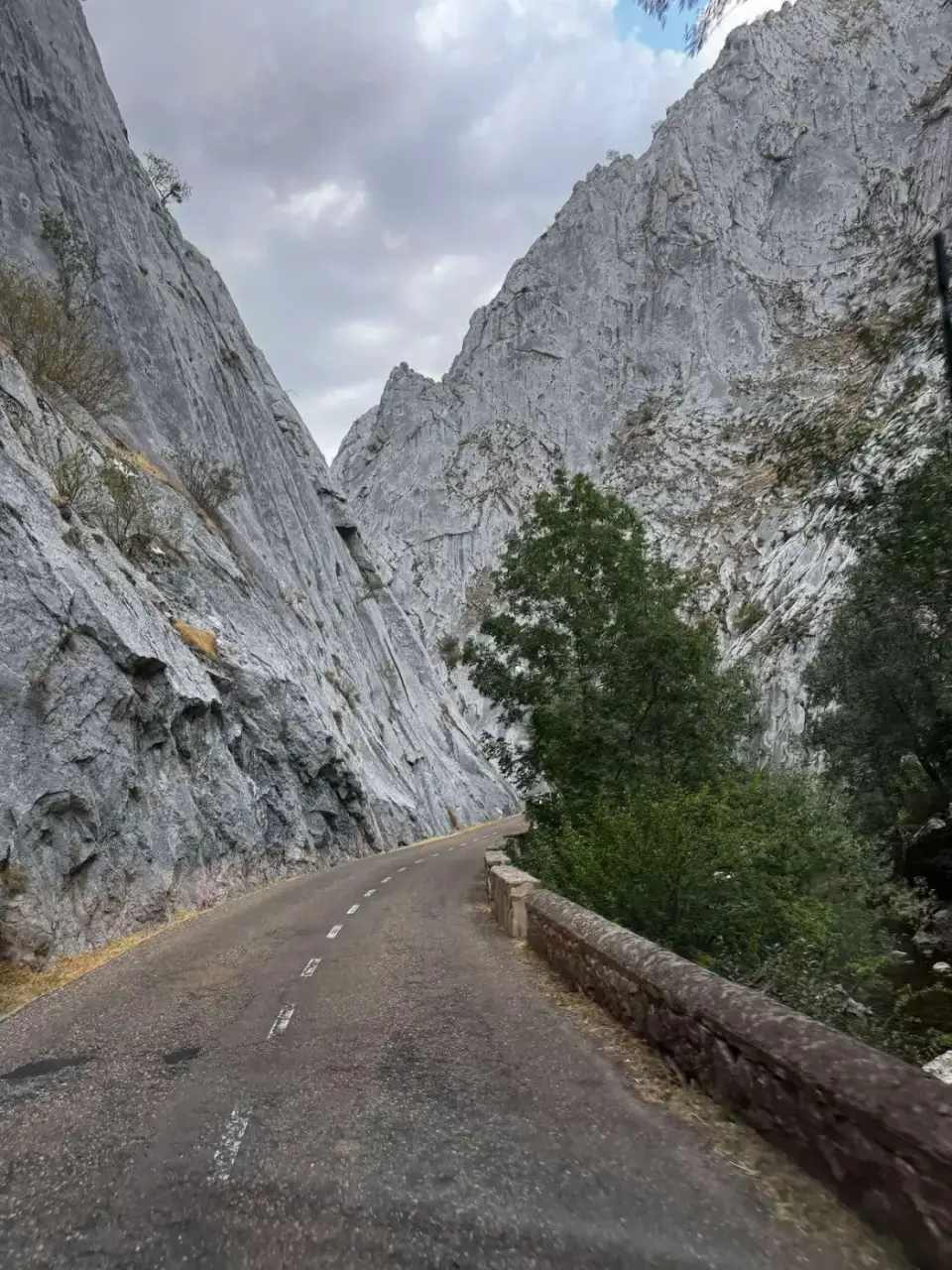 Camino entre paredes de roca rumbo a las cuevas