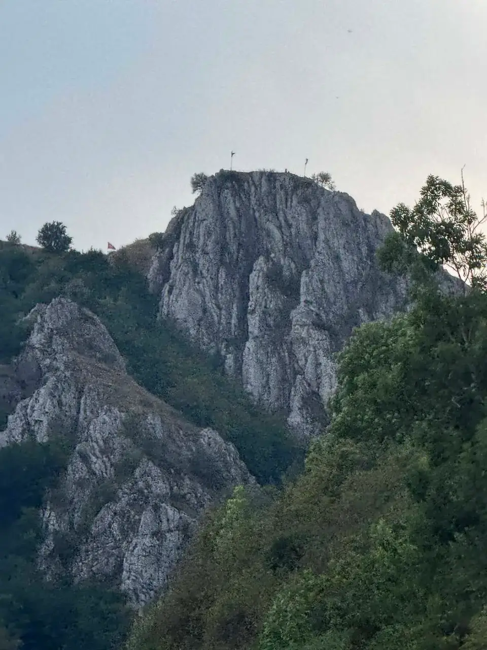Peñas de roca caliza entre bosques en la montaña leonesa