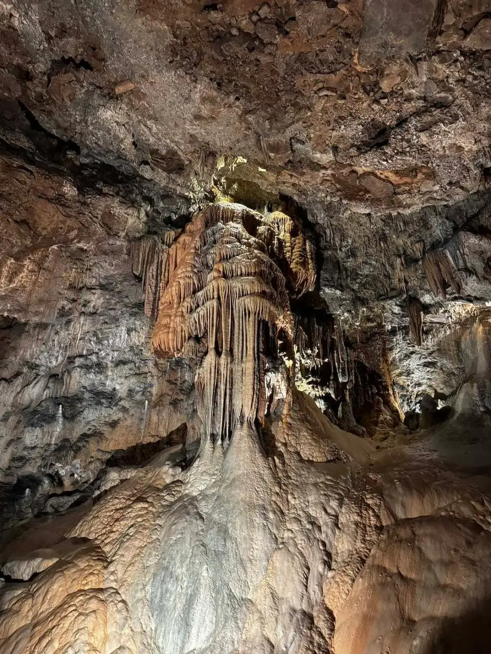 Columna de estalactitas iluminada dentro de la cueva