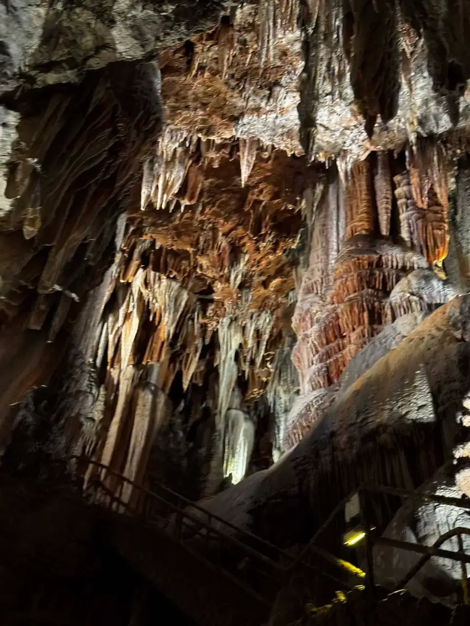 Paredes de estalactitas junto a la pasarela de la cueva