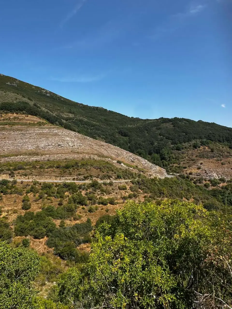 Cerros verdes de la montaña leonesa bajo el cielo azul