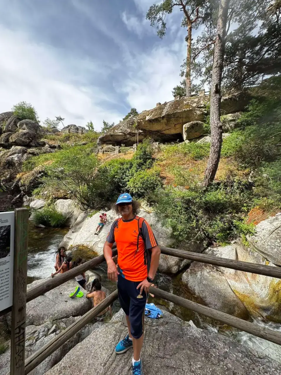 Jorge caminando por un sendero entre rocas