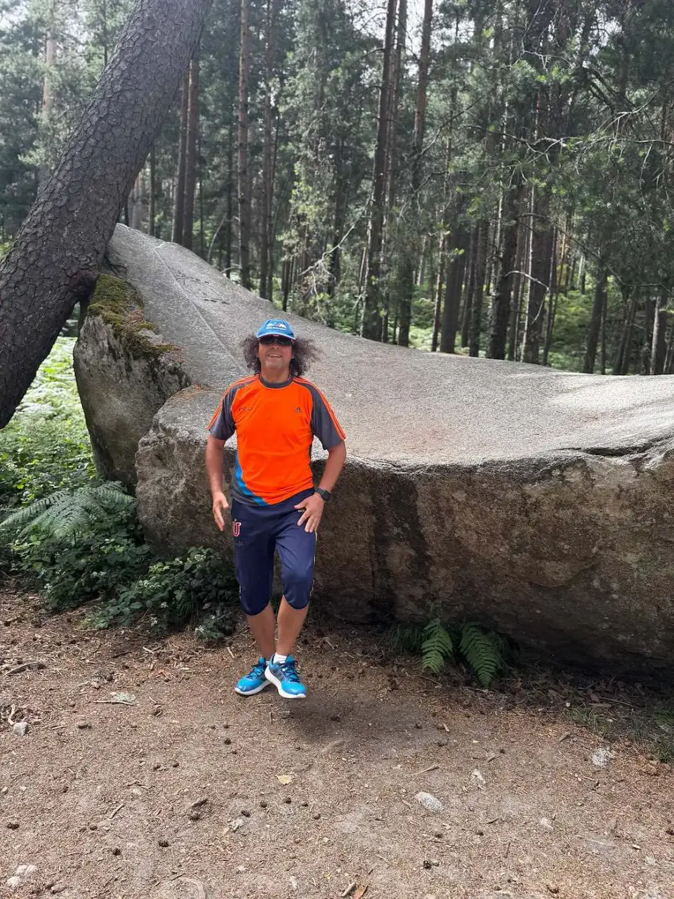 Jorge junto a una gran roca en el pinar de Valsaín