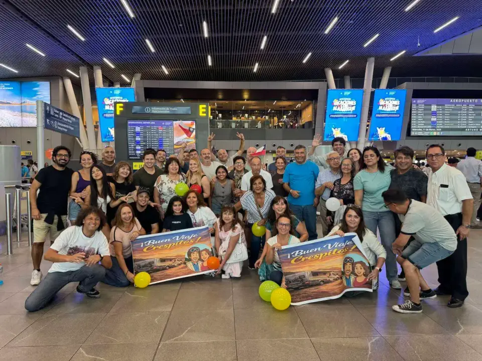 Grupo de despedida con lienzos en el aeropuerto de Santiago