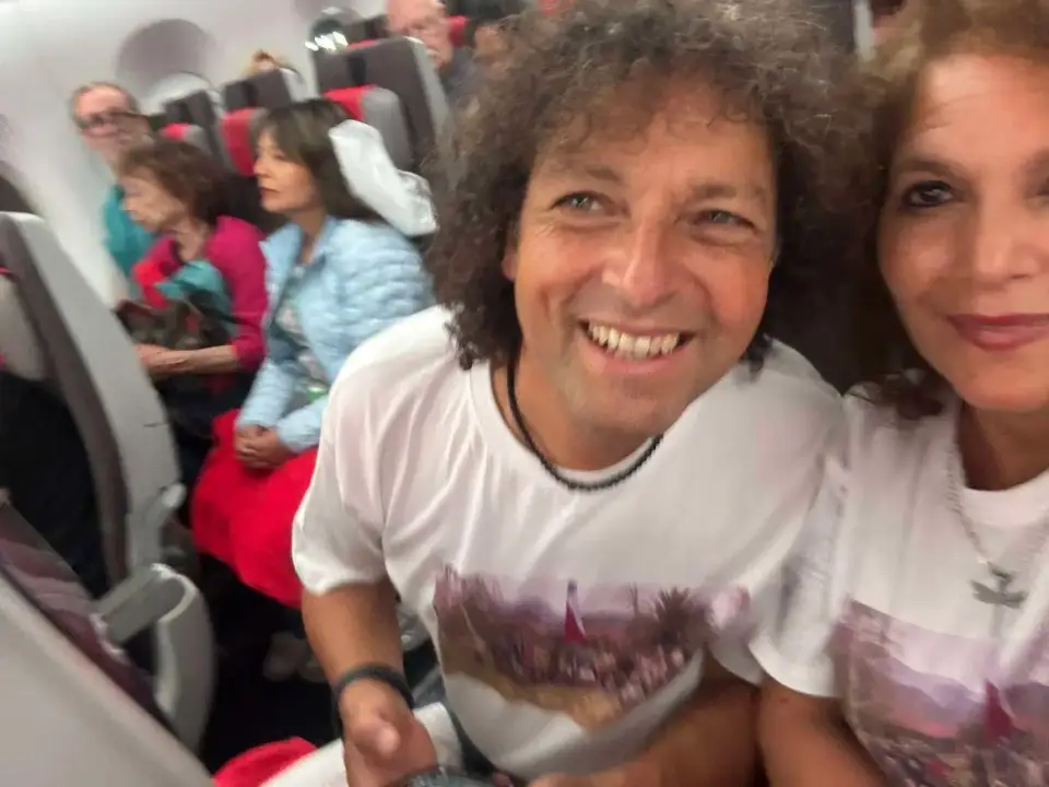 Jorge y Paola sonriendo en el avión