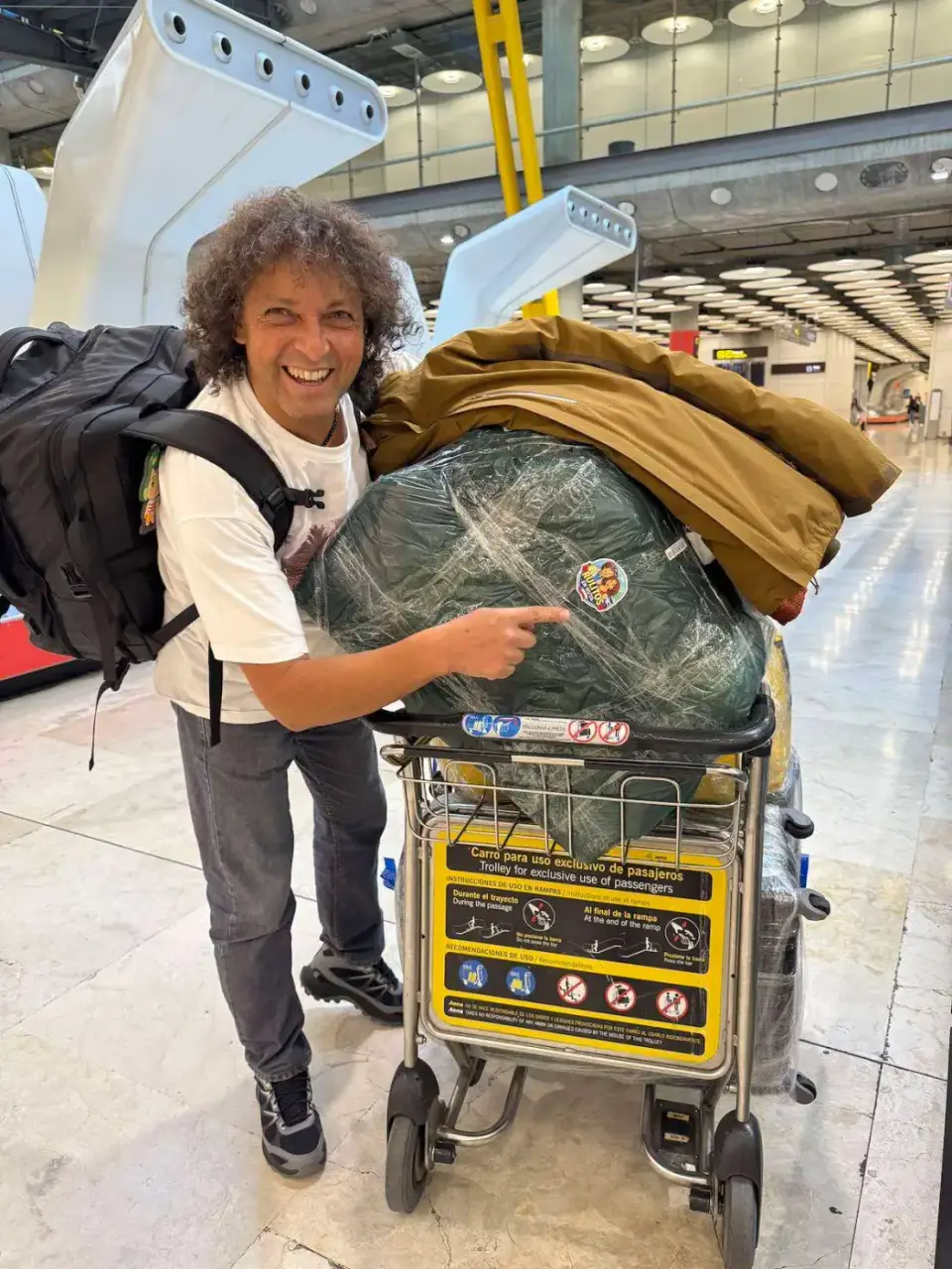 Jorge con el carro de maletas en el aeropuerto de Madrid