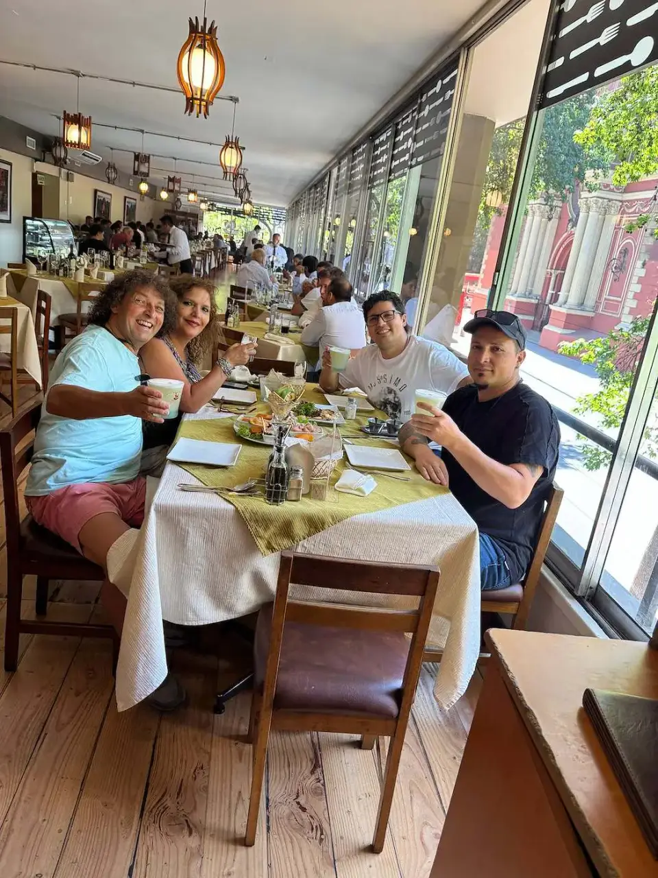 Almuerzo de despedida con la familia antes del vuelo