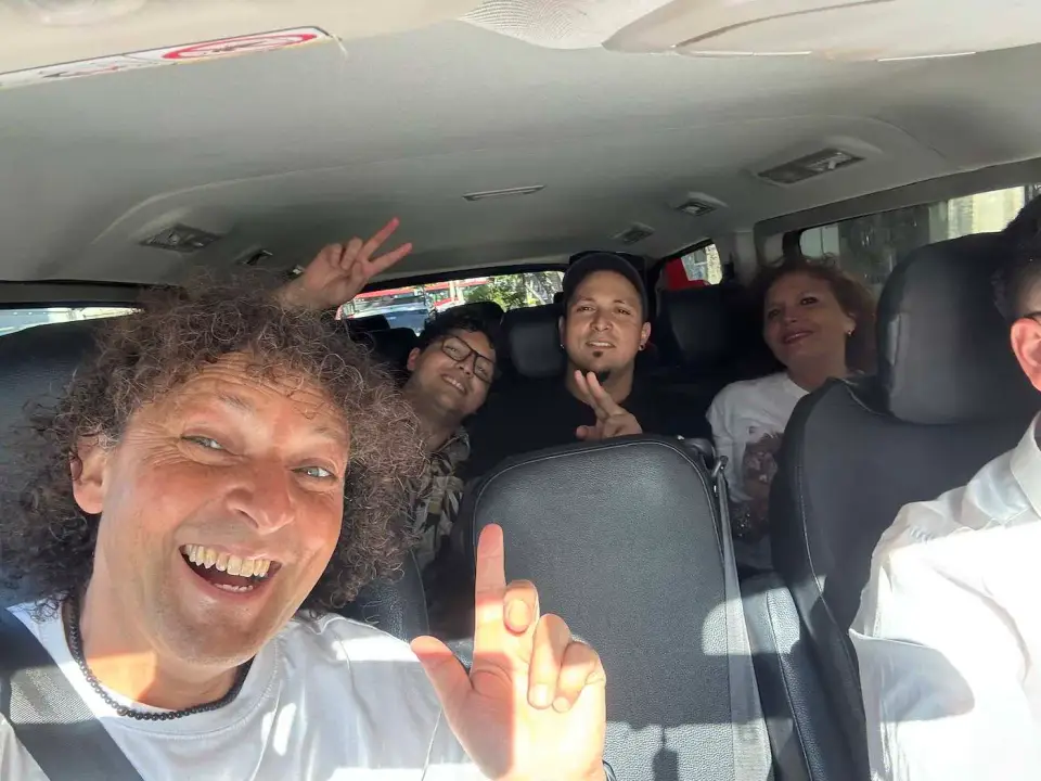 Jorge con amigos en el auto camino al aeropuerto