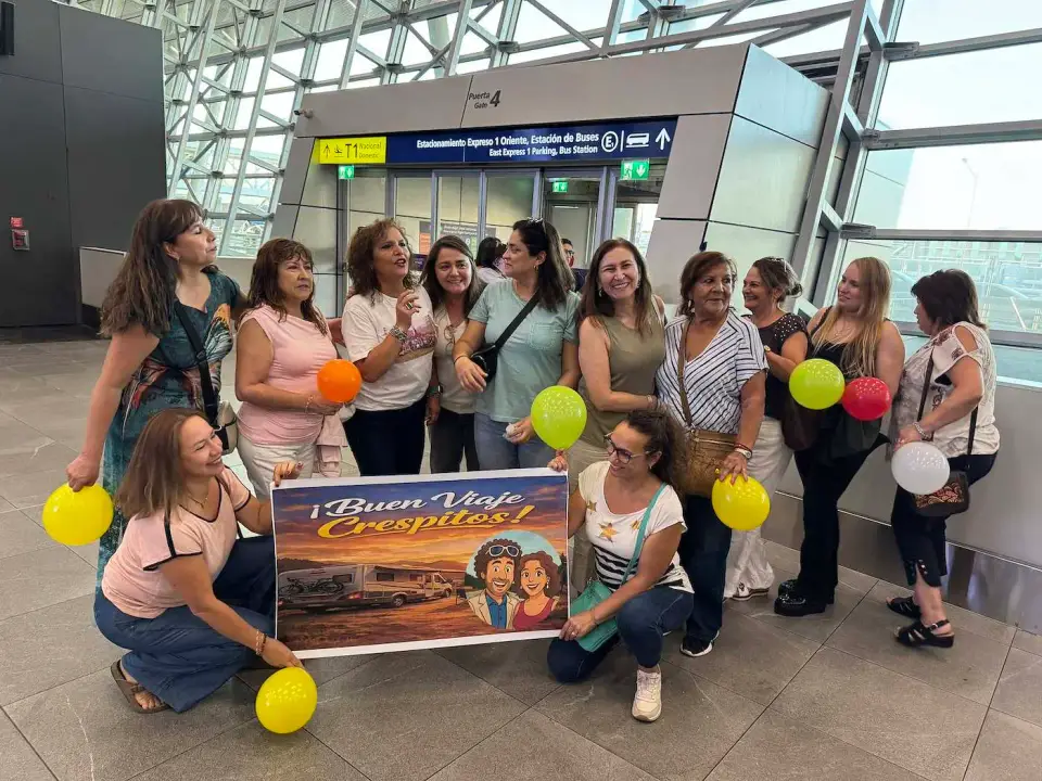 Amigas con globos y un lienzo de despedida en el aeropuerto