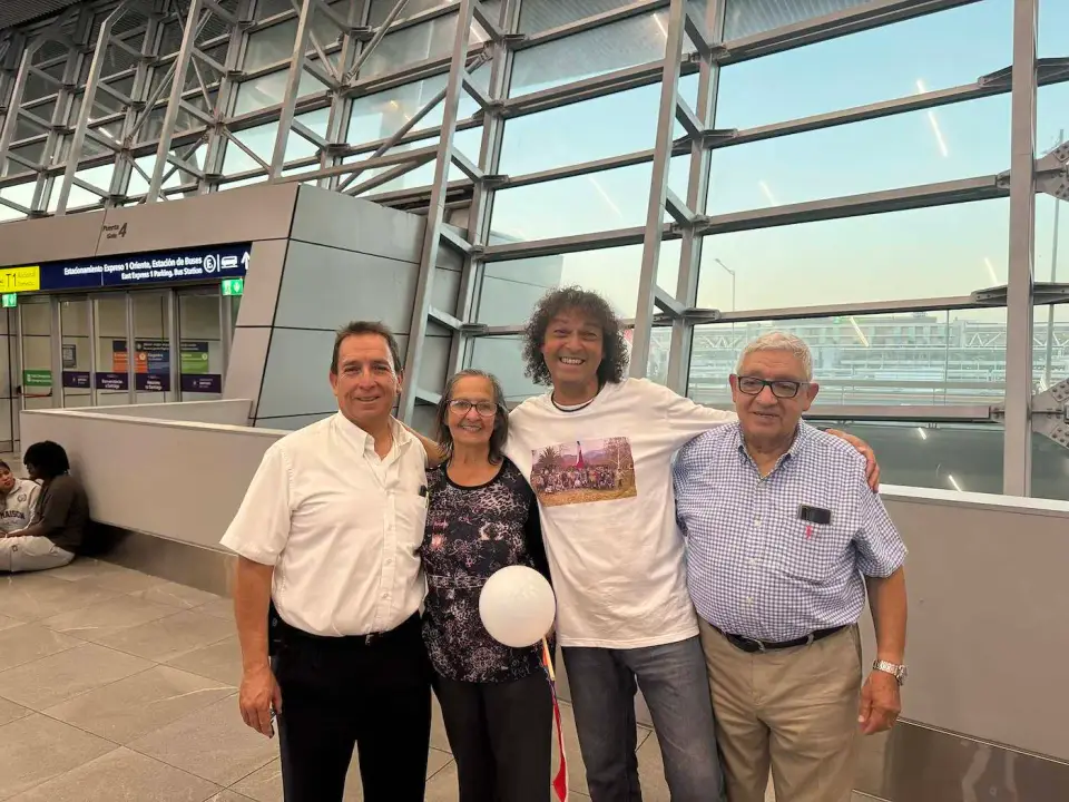 Jorge junto a familiares en el aeropuerto antes de partir