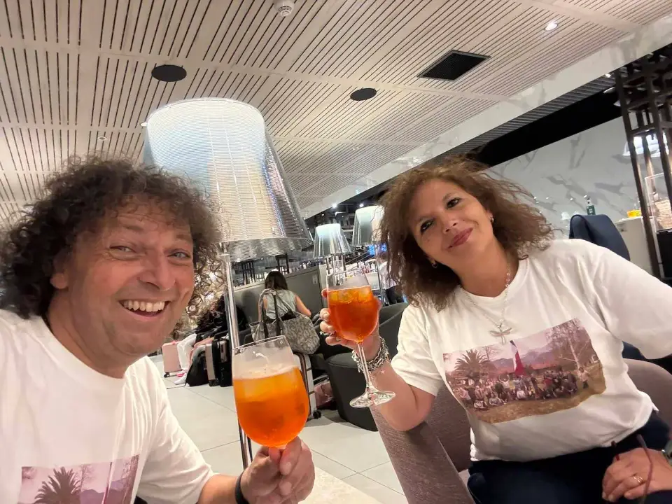 Jorge y Paola brindan en el aeropuerto antes de embarcar