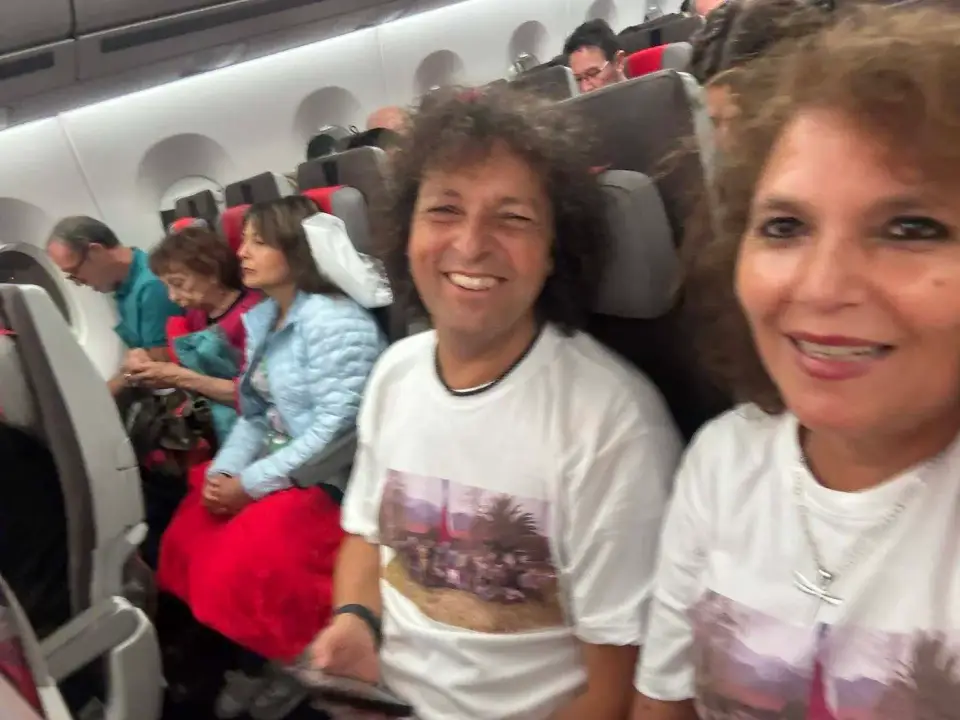 Jorge y Paola sonrientes a bordo del avión