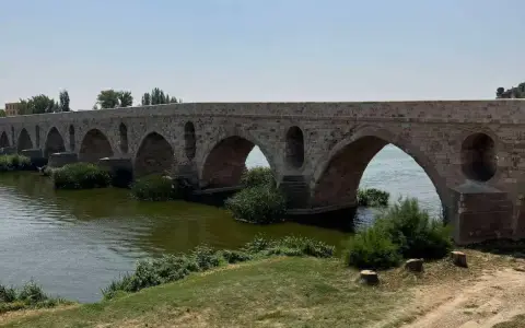 Puente de piedra sobre el Duero en Zamora