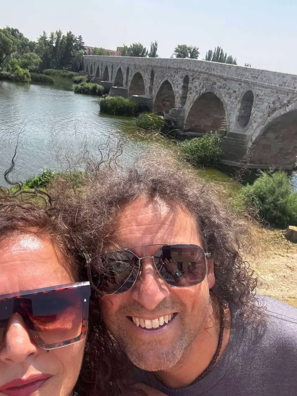 Selfie de Jorge y Paola con el puente de fondo