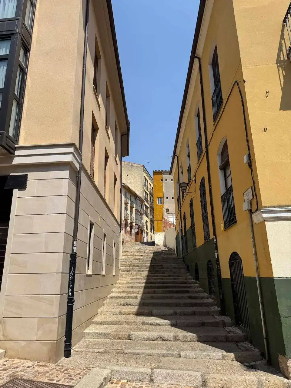Calle con escalinata entre edificios de colores