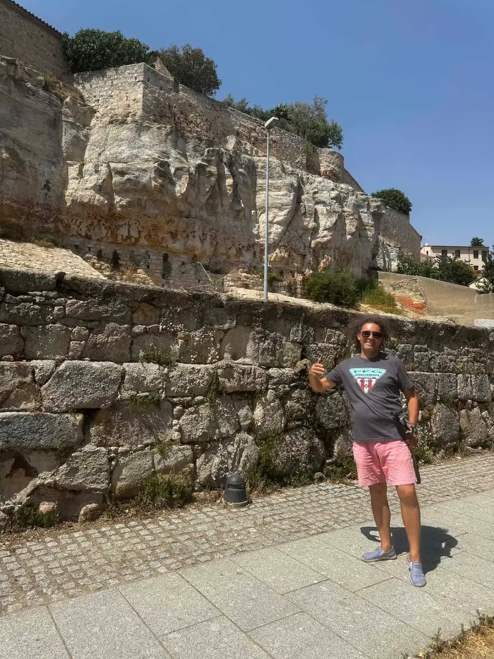 Jorge junto a una antigua muralla de piedra