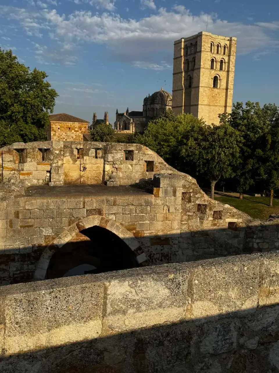 Torre románica asomando tras las antiguas murallas