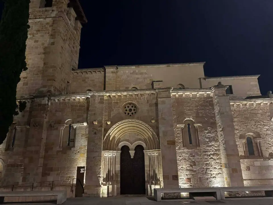 Fachada de una iglesia románica iluminada de noche