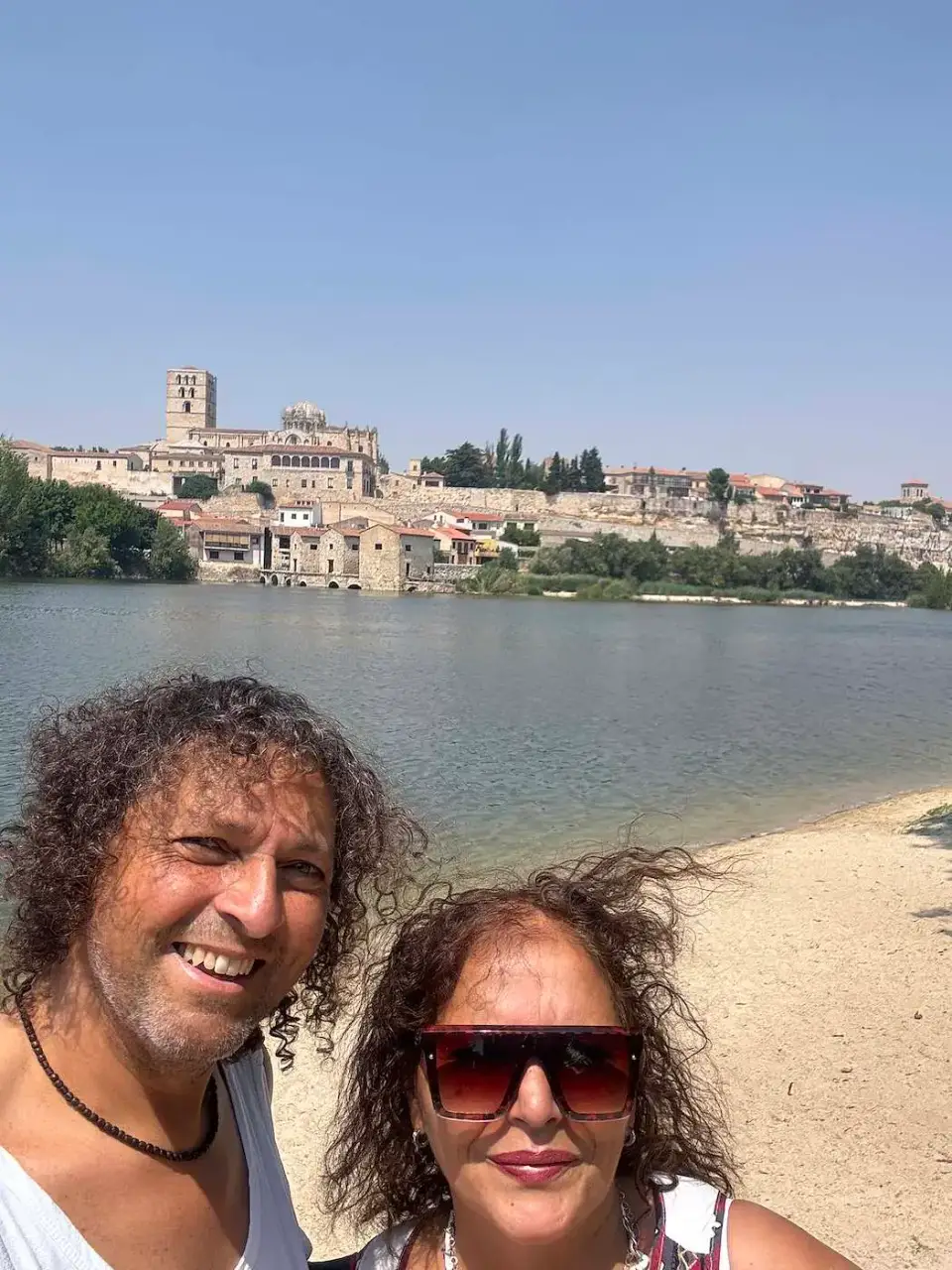Jorge y Paola junto al Duero con la ciudad al fondo