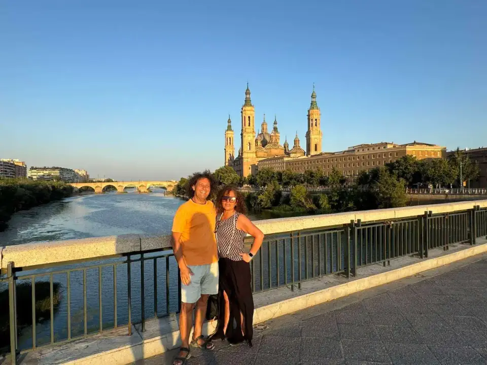 Jorge y Paola al atardecer con el Pilar y el Ebro de fondo