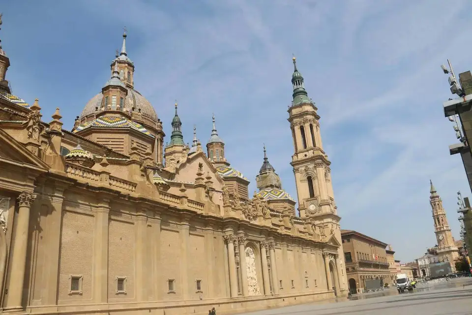 Fachada lateral y cúpulas de la Basílica del Pilar