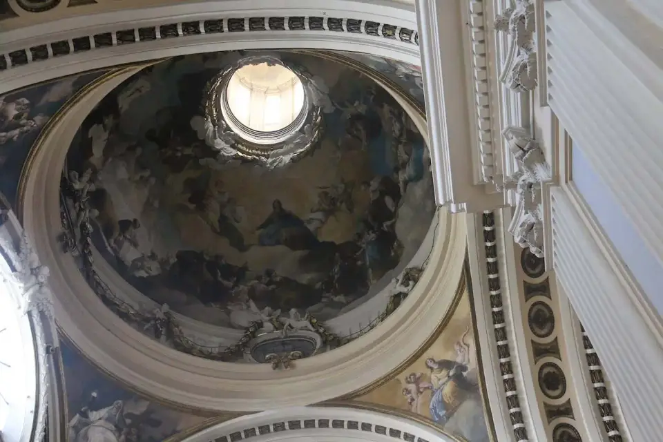 Cúpula con pinturas al fresco en la Basílica del Pilar