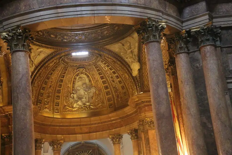 Capilla dorada con columnas dentro de la Basílica del Pilar