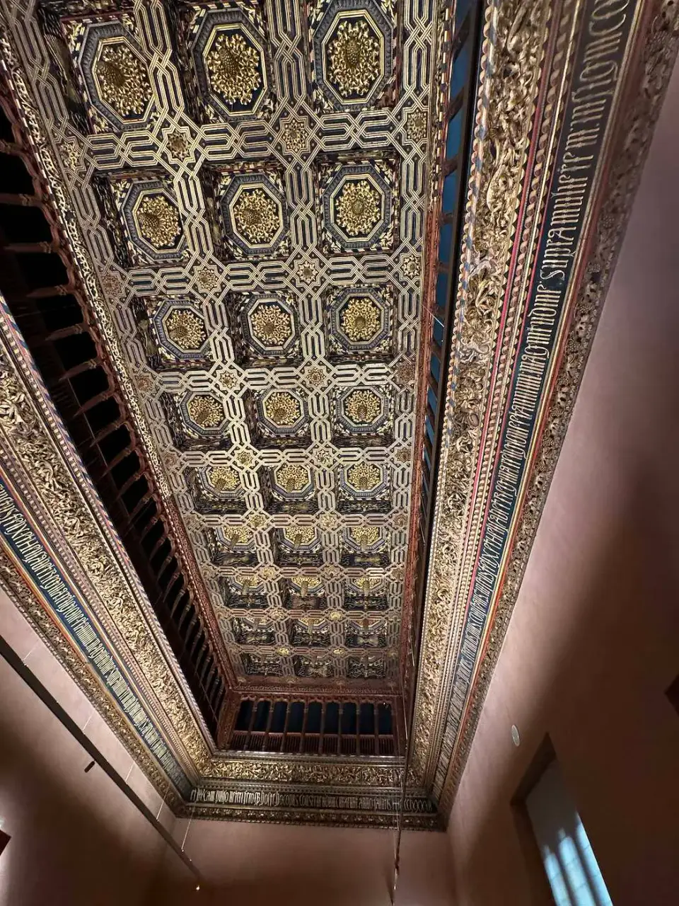 Techo artesonado dorado en un salón de un palacio