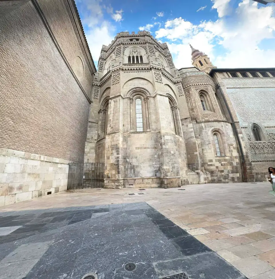 Ábside de piedra de una catedral en el casco antiguo