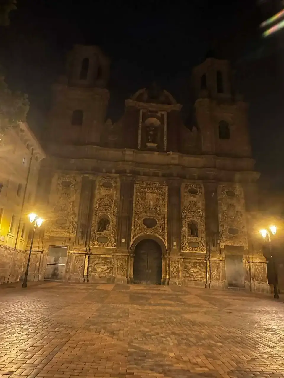 Fachada barroca de una iglesia iluminada de noche
