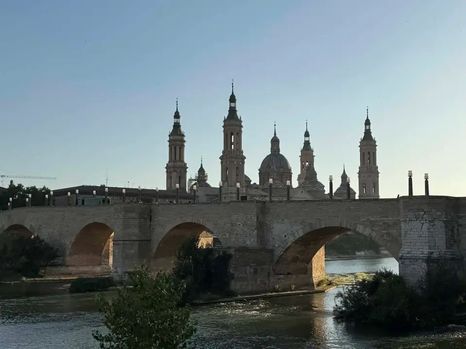 El Puente de Piedra y la Basílica del Pilar al atardecer
