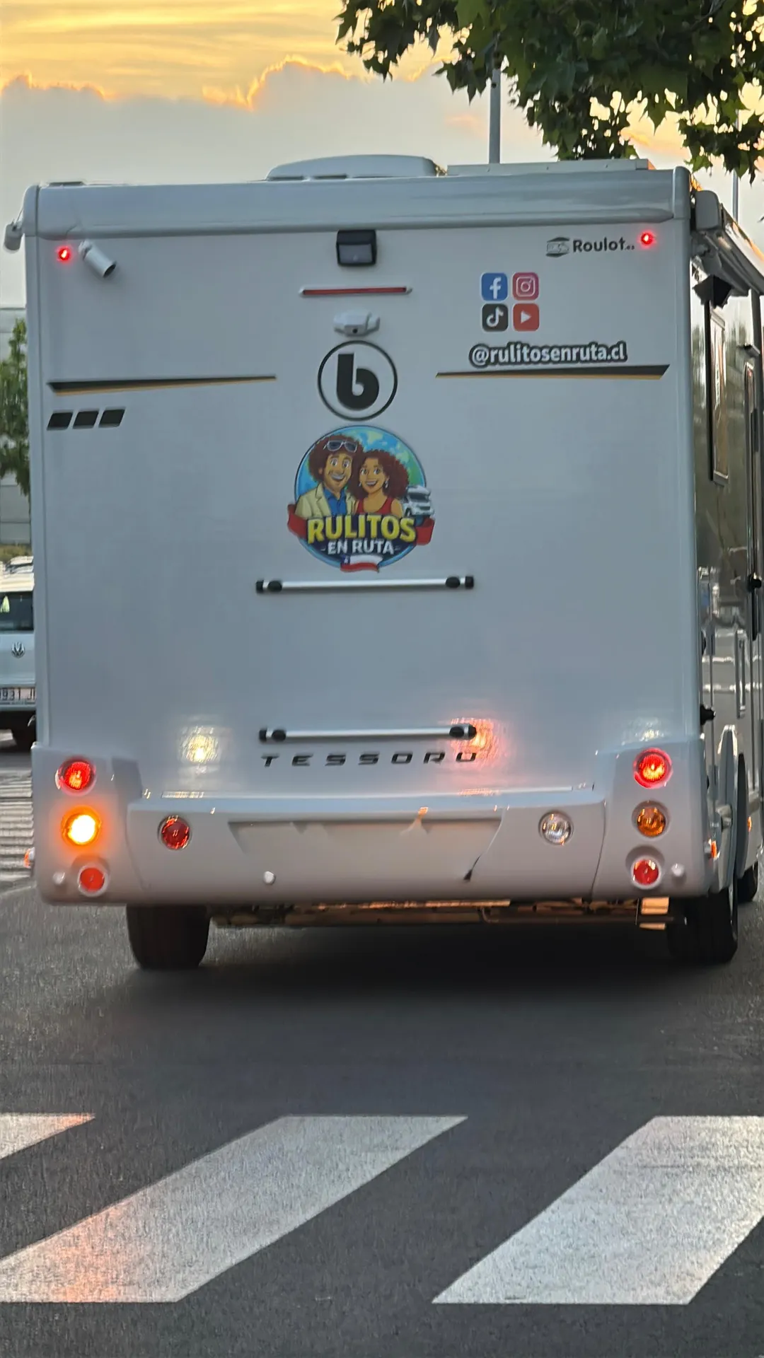 La autocaravana al atardecer