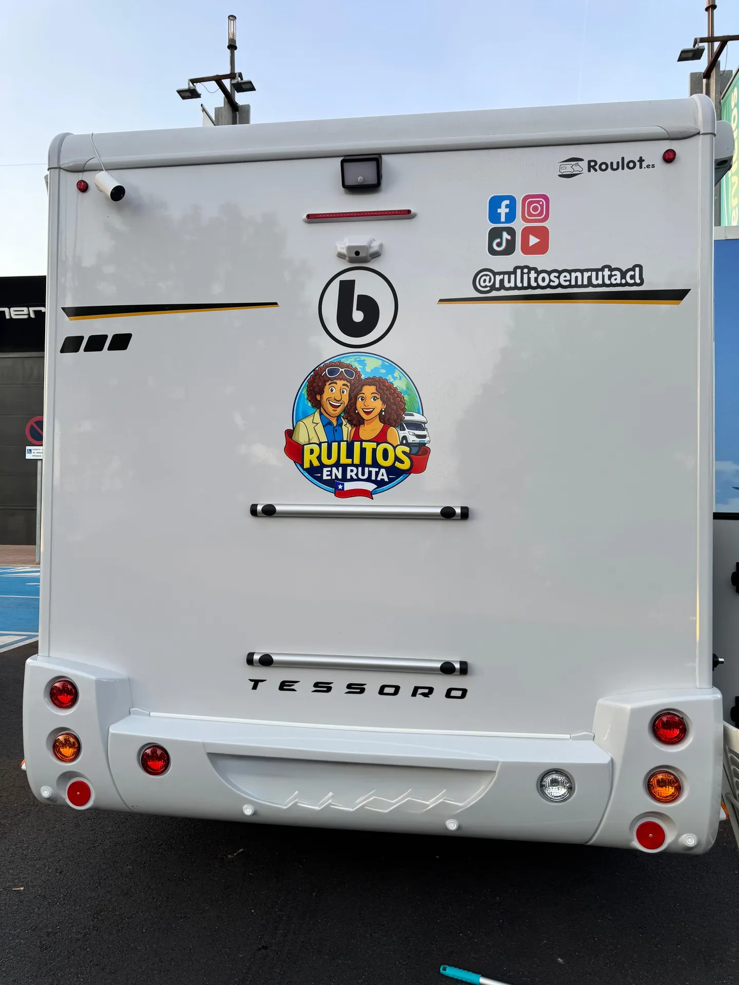 Parte trasera de la autocaravana con las redes