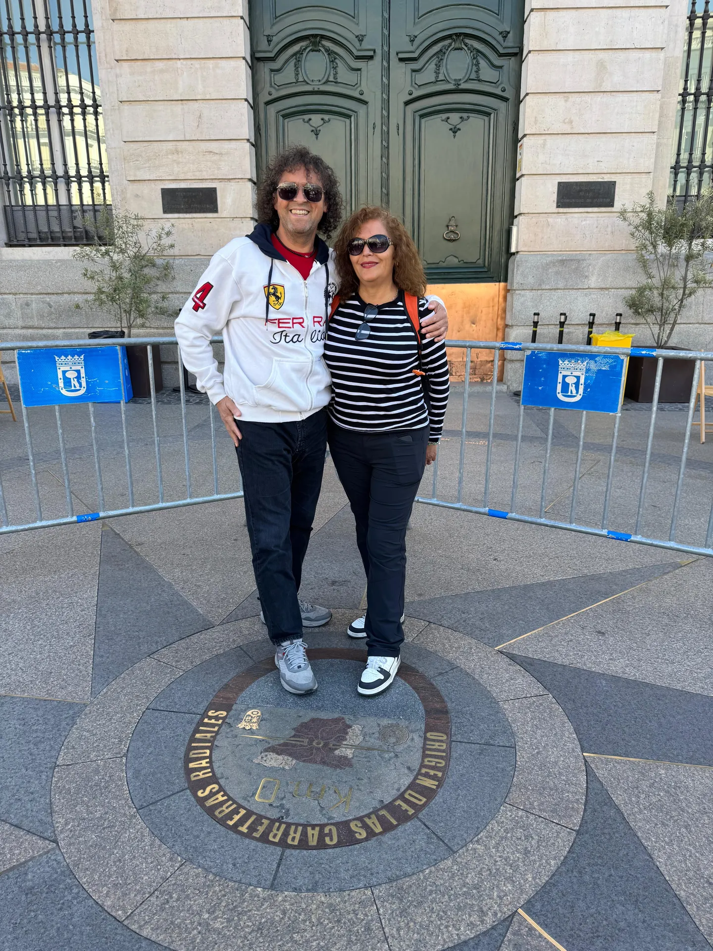 Jorge y Paola en el Kilómetro 0 de la Puerta del Sol, Madrid