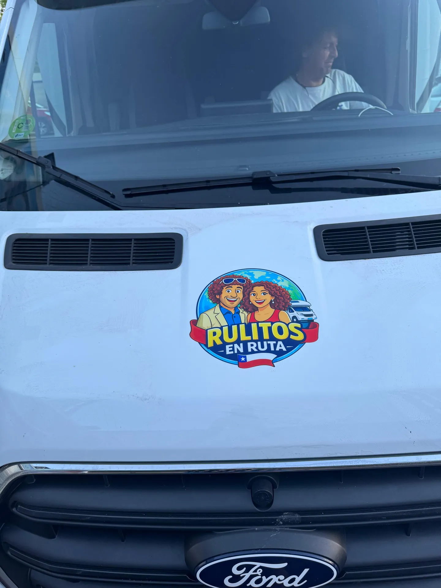 Frente de la autocaravana con el logo Rulitos en Ruta